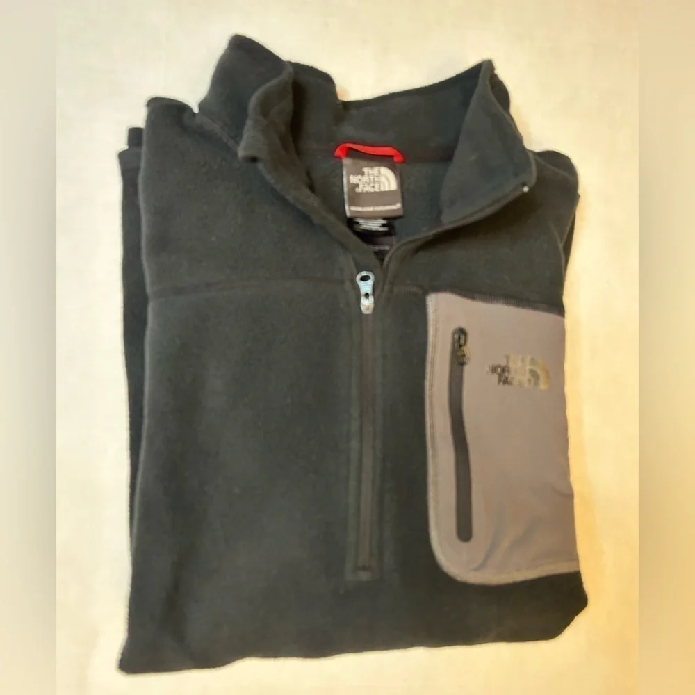 The North Face mens 1/4 zip pullover light weight fleece with zip pocket.Sz-L C3